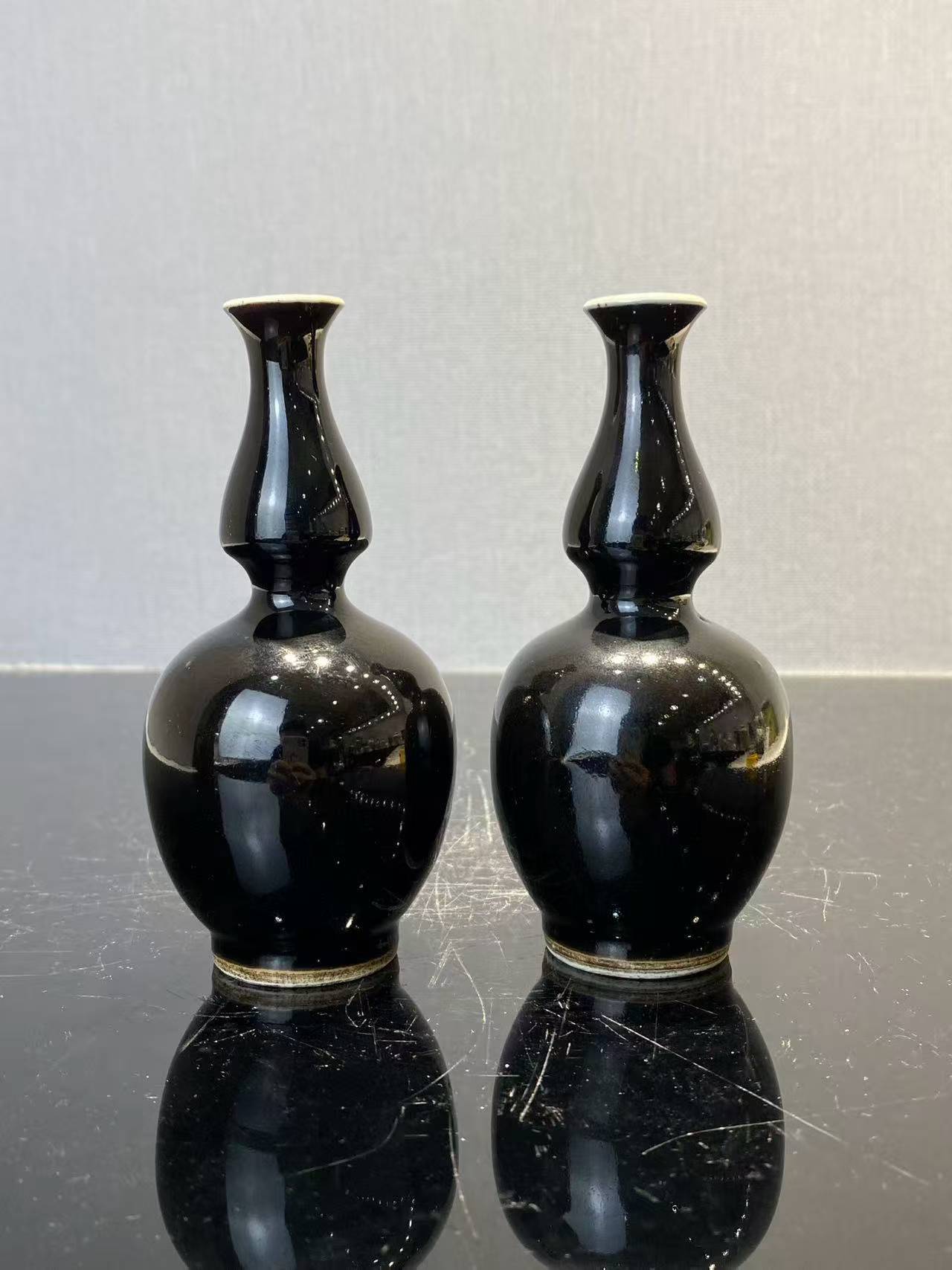 乌金釉葫芦瓶一对