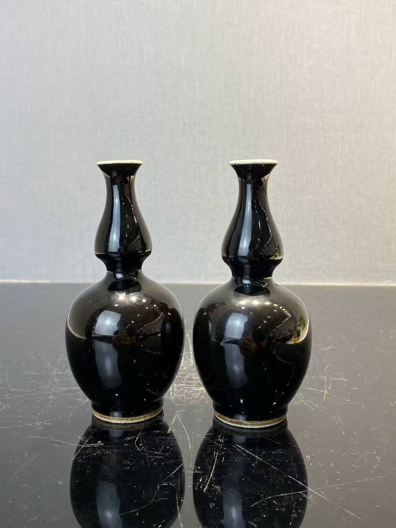乌金釉葫芦瓶一对