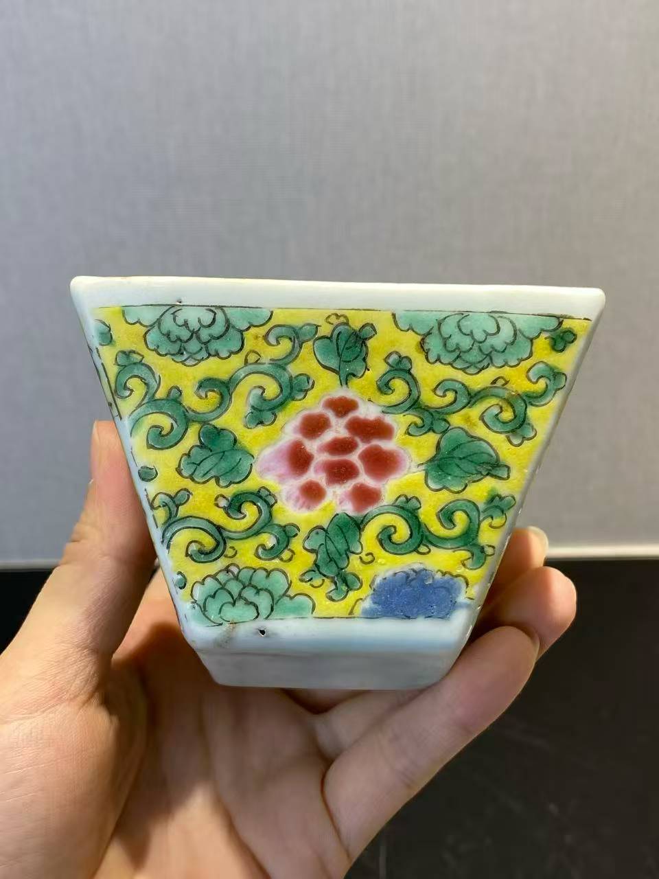 粉彩缠枝莲纹方斗杯