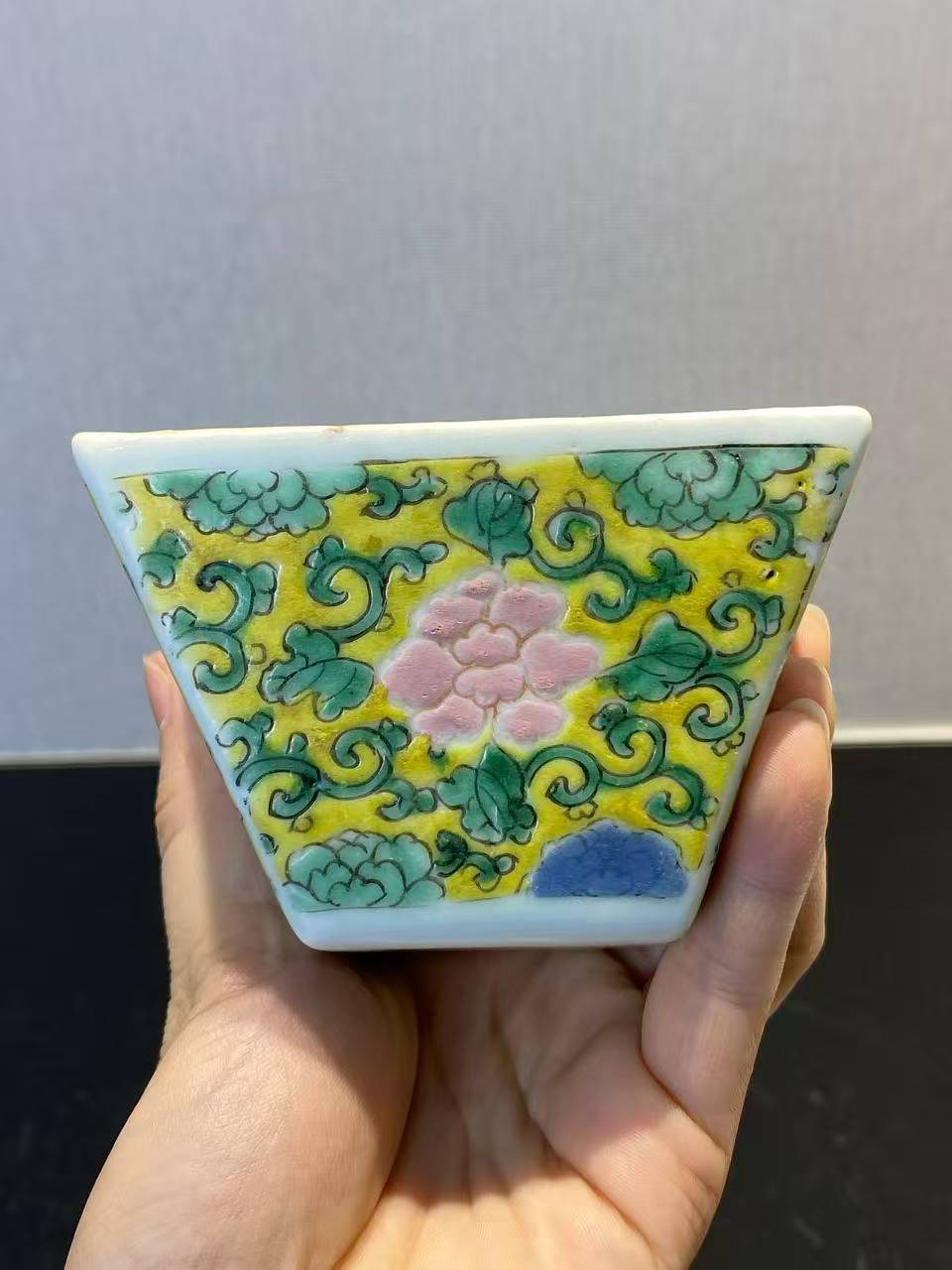 粉彩缠枝莲纹方斗杯