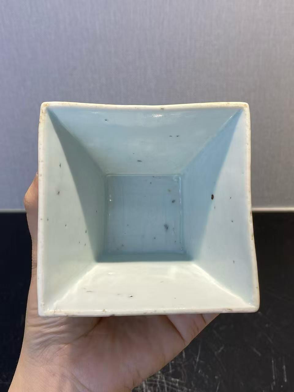 粉彩缠枝莲纹方斗杯