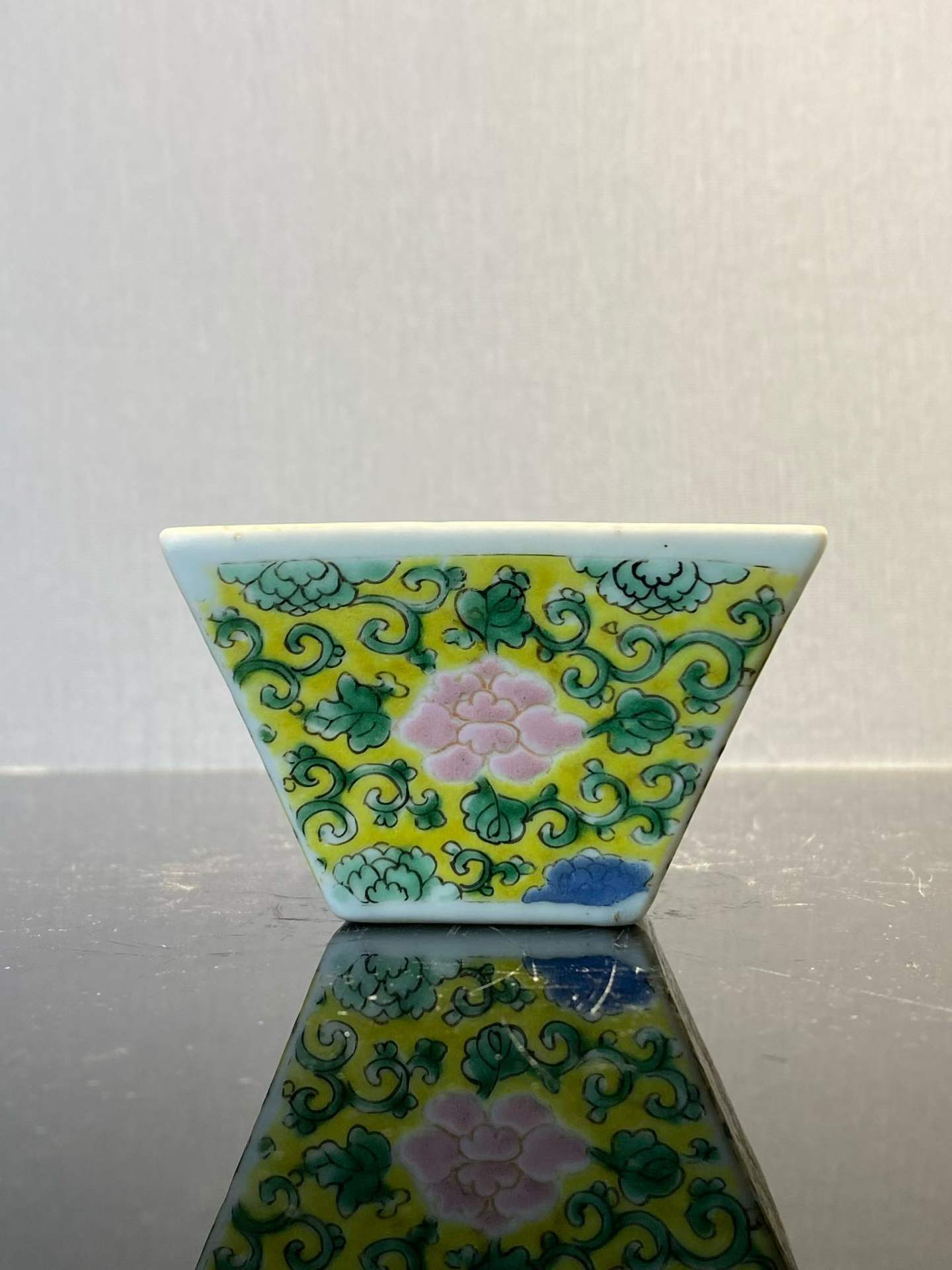 粉彩缠枝莲纹方斗杯