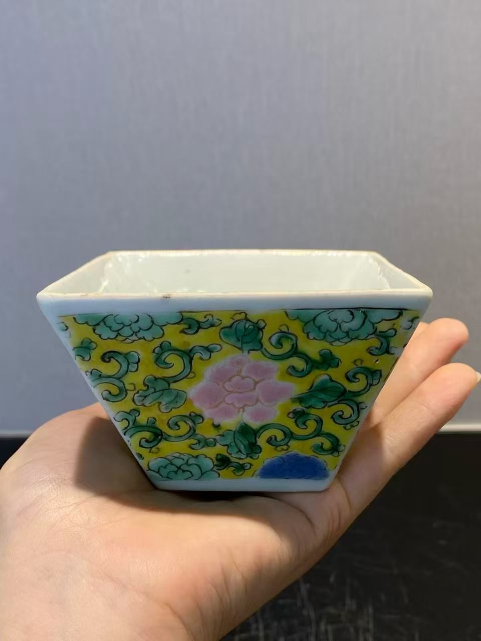 粉彩缠枝莲纹方斗杯