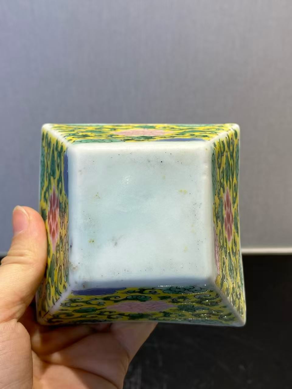 粉彩缠枝莲纹方斗杯