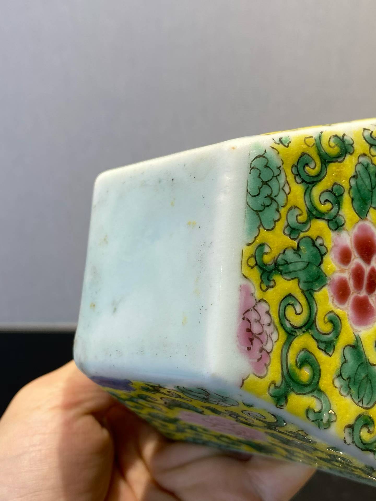 粉彩缠枝莲纹方斗杯