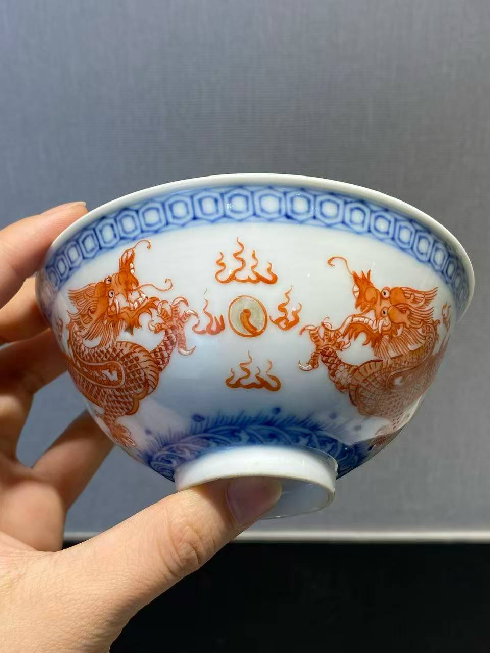 青花矾红双龙戏珠纹碗一对