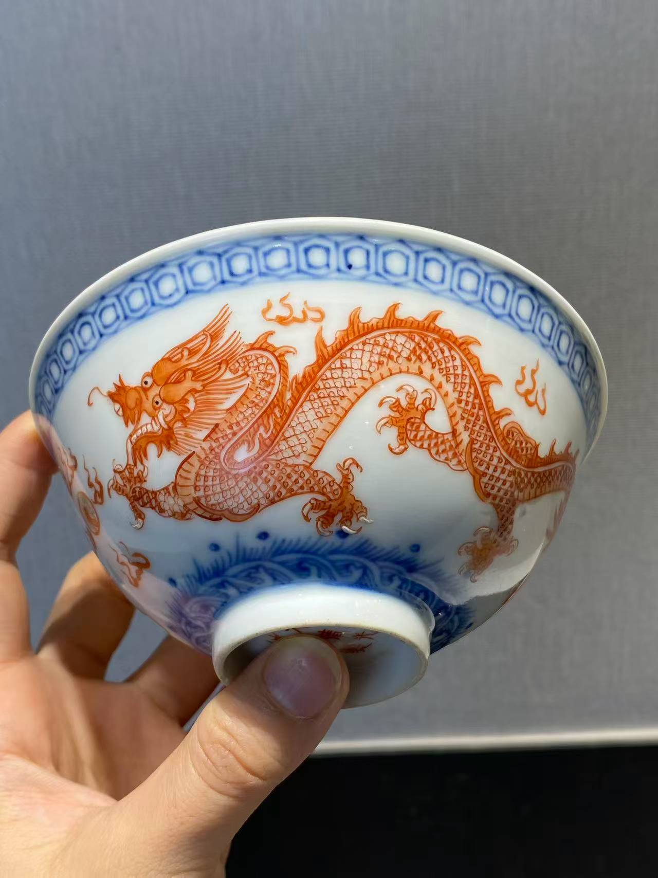 青花矾红双龙戏珠纹碗一对