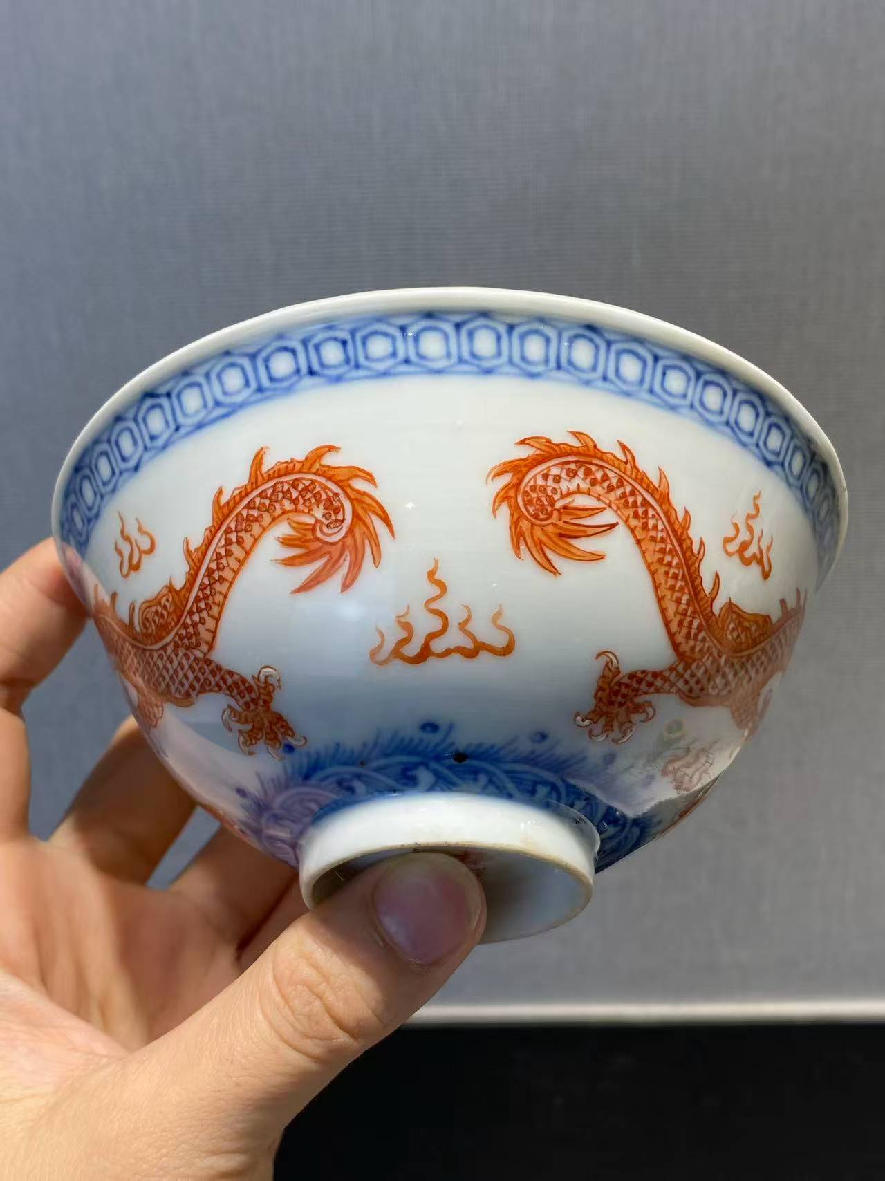 青花矾红双龙戏珠纹碗一对