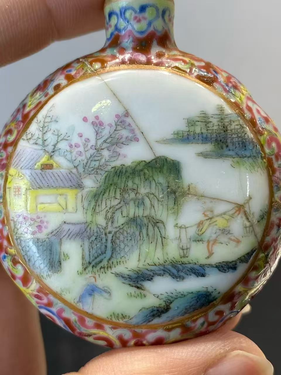 锦地开窗粉彩山水人物鼻烟壶