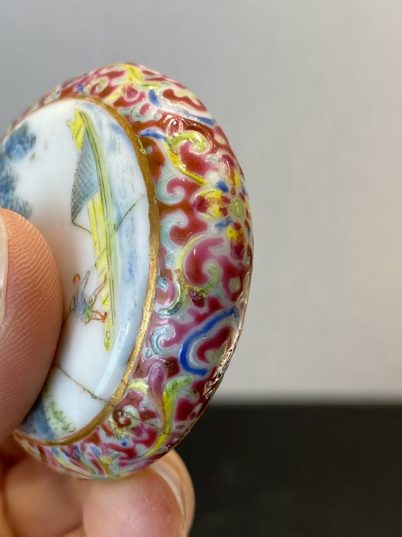锦地开窗粉彩山水人物鼻烟壶