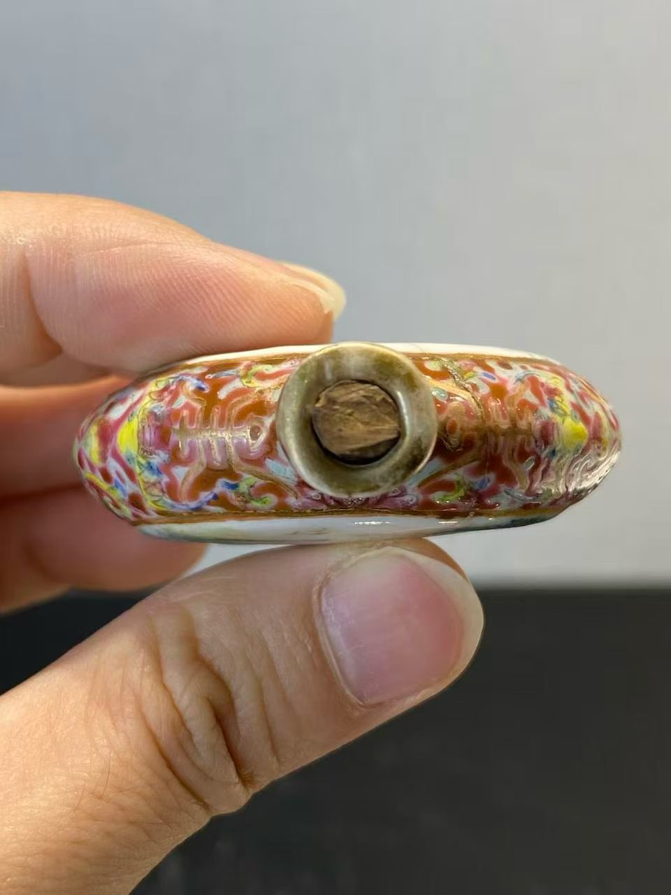 锦地开窗粉彩山水人物鼻烟壶
