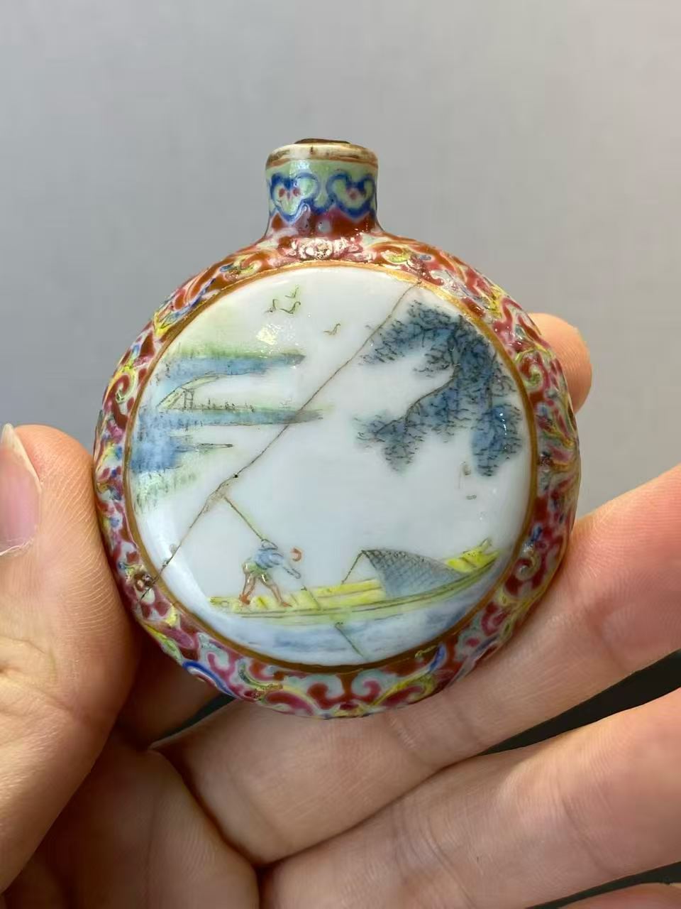 锦地开窗粉彩山水人物鼻烟壶