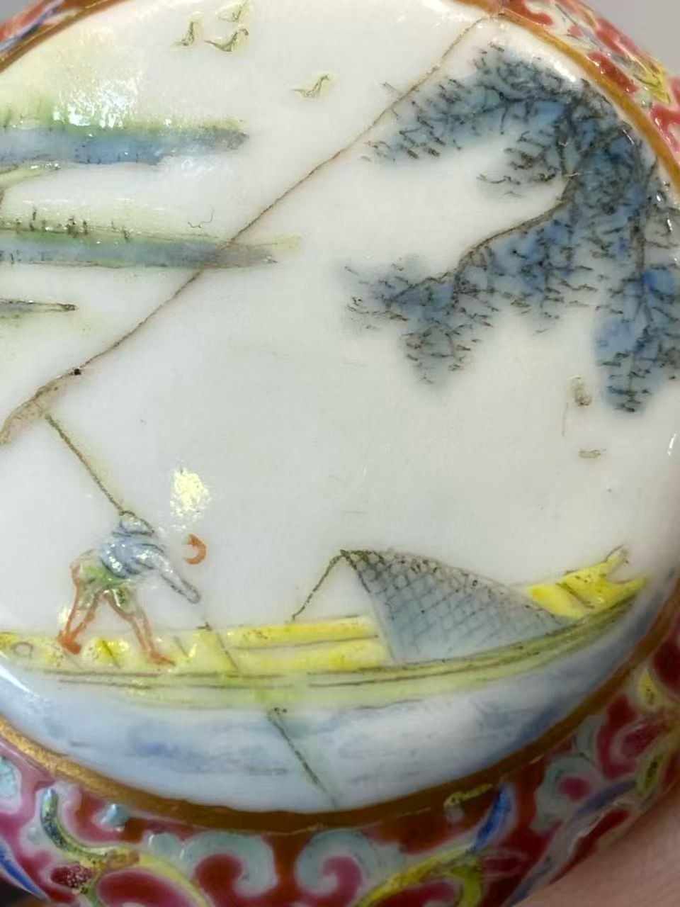 锦地开窗粉彩山水人物鼻烟壶
