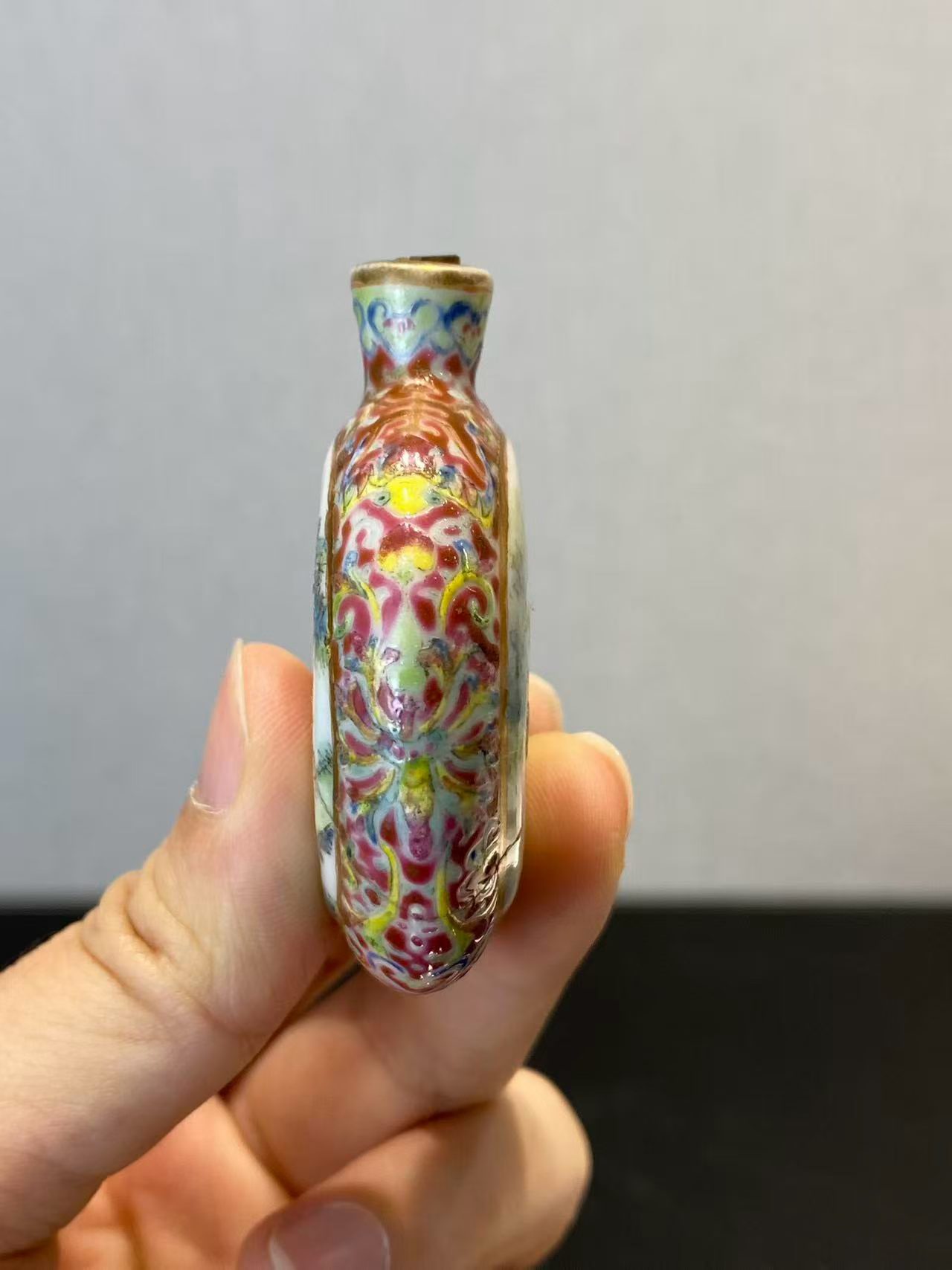 锦地开窗粉彩山水人物鼻烟壶