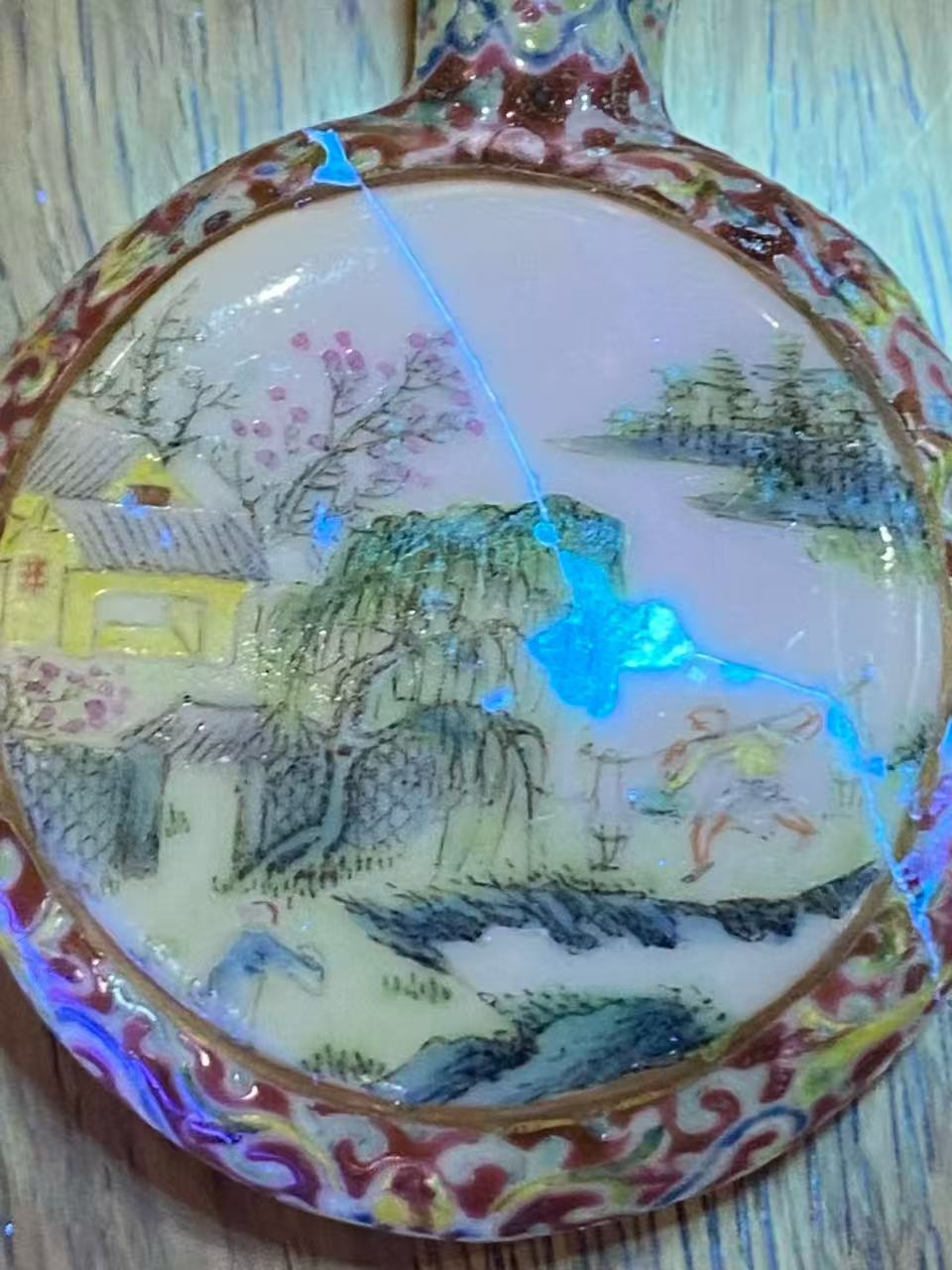 锦地开窗粉彩山水人物鼻烟壶