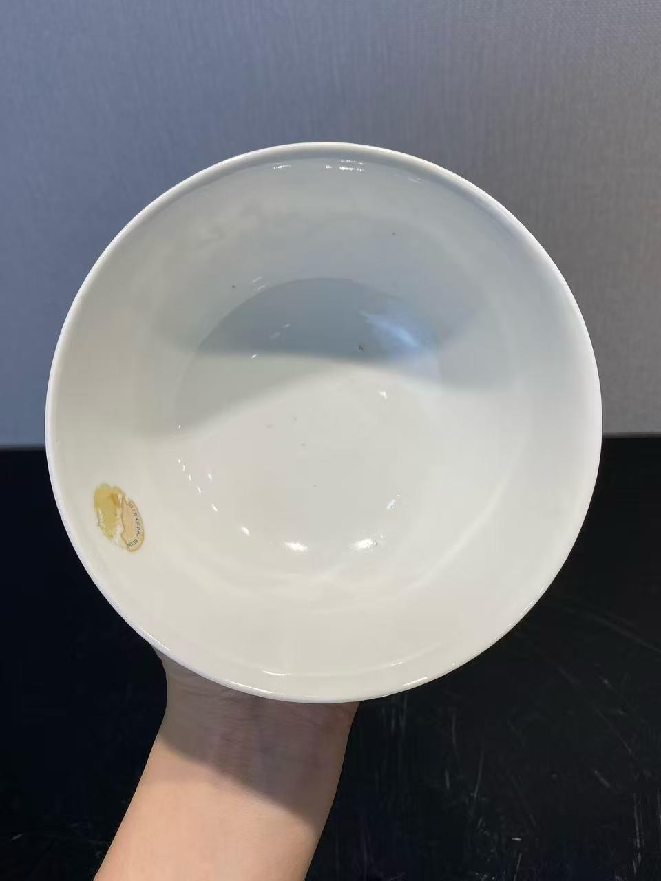 粉彩夔凤纹碗