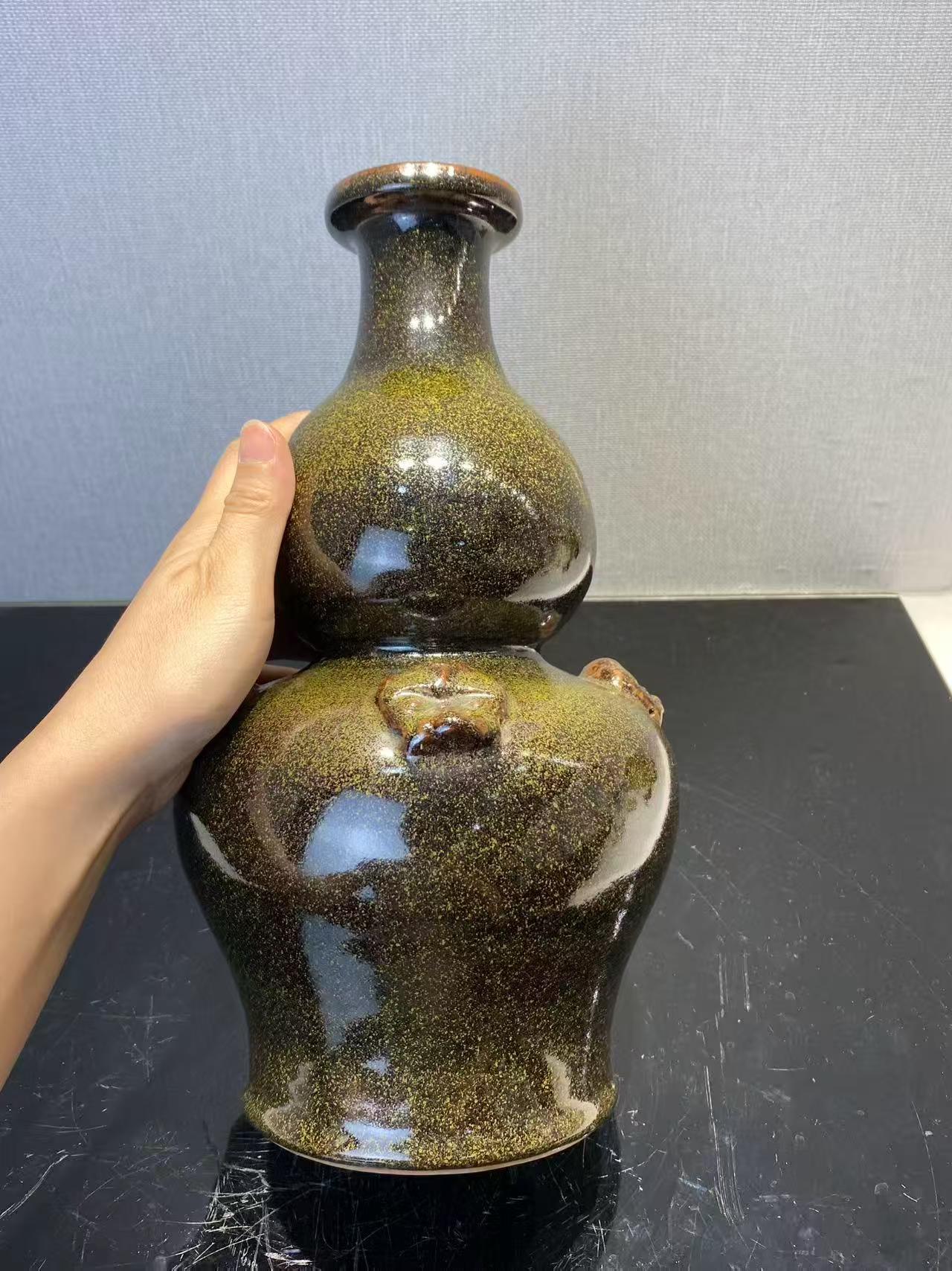 茶叶末釉堆塑瑞兽葫芦瓶