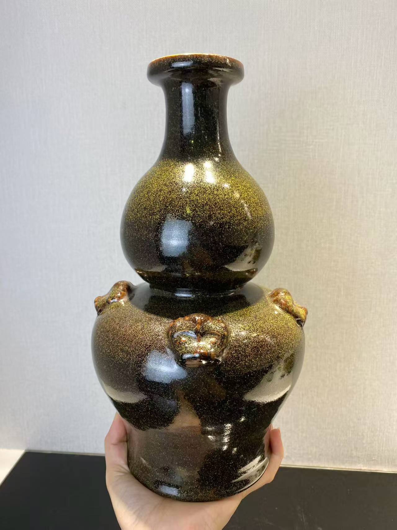 茶叶末釉堆塑瑞兽葫芦瓶