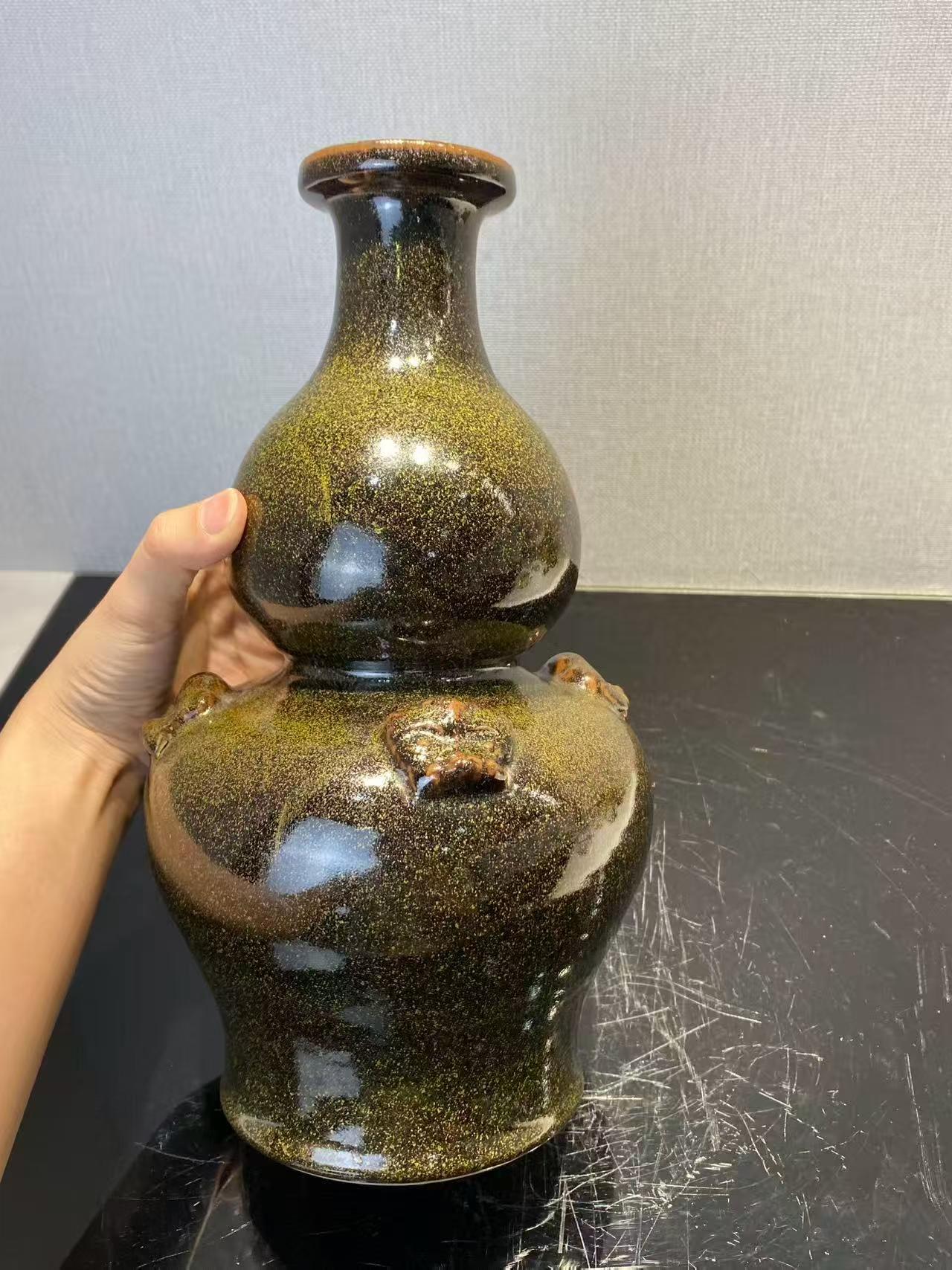茶叶末釉堆塑瑞兽葫芦瓶
