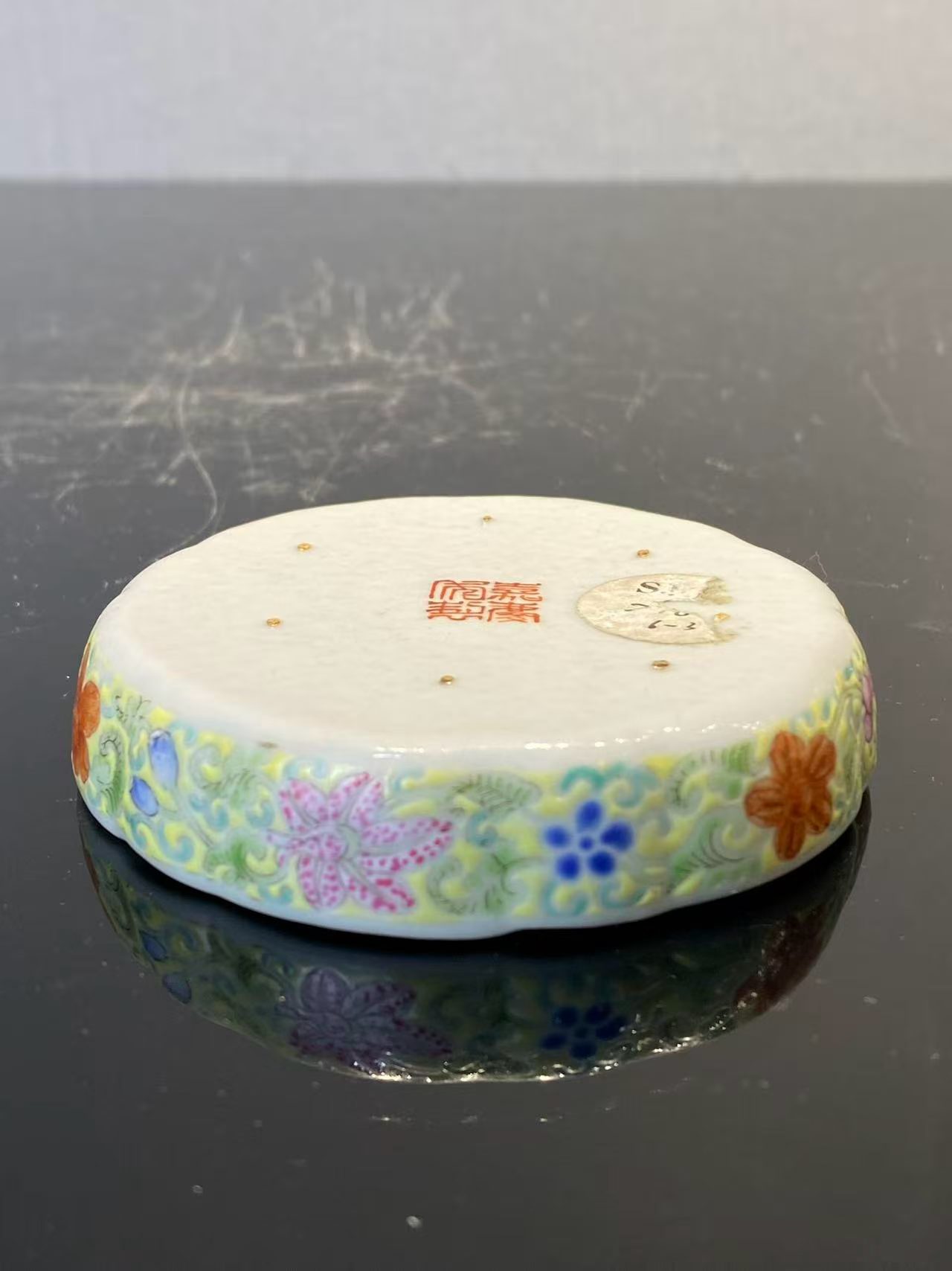 粉彩锦地缠枝莲纹小调色盘