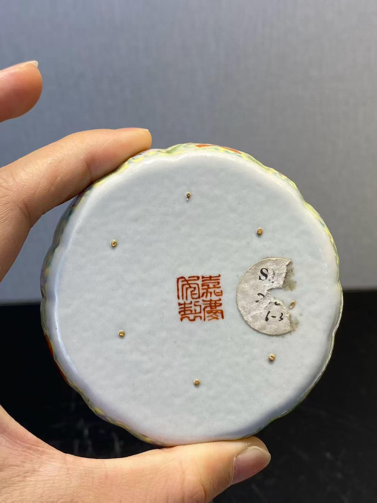 粉彩锦地缠枝莲纹小调色盘