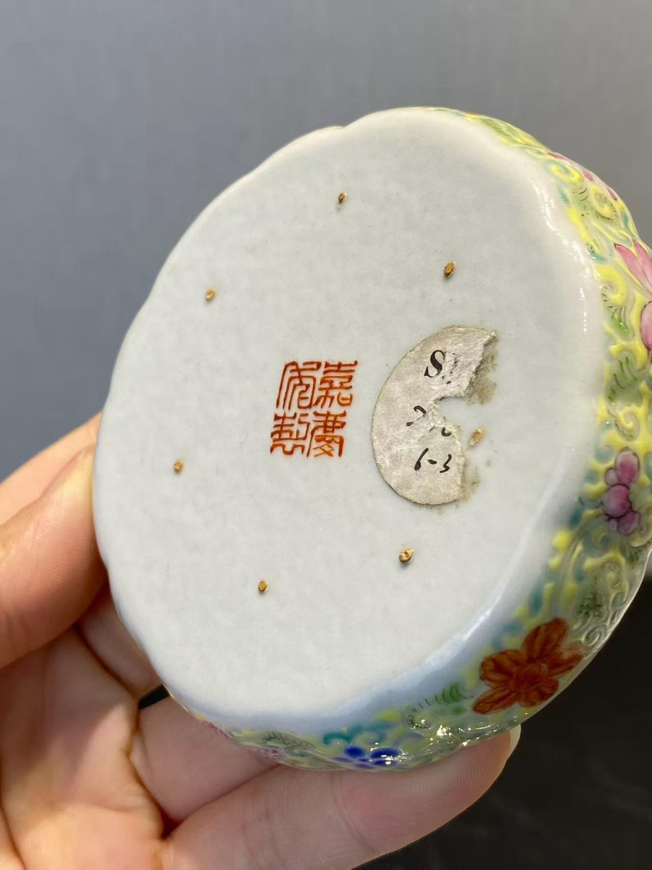 粉彩锦地缠枝莲纹小调色盘