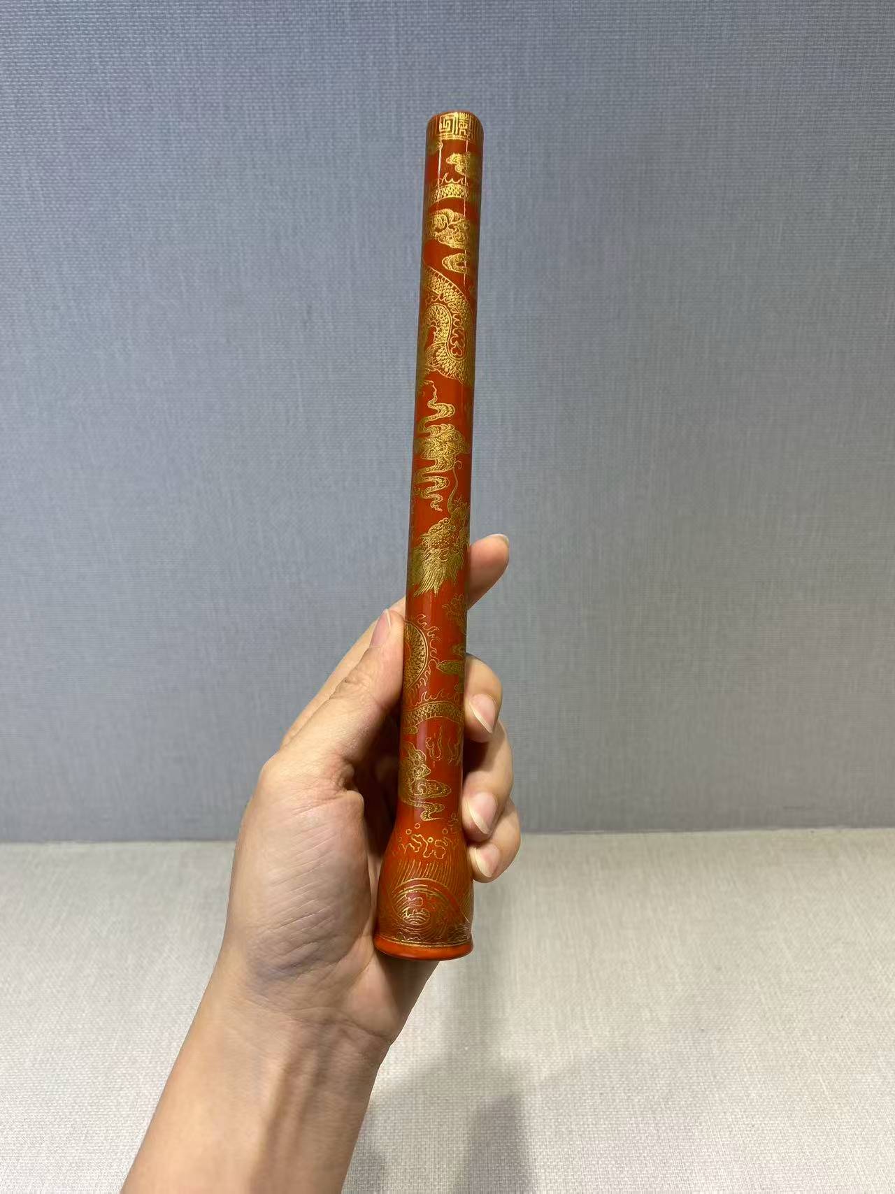珊瑚红地描金海水双龙戏珠纹笔