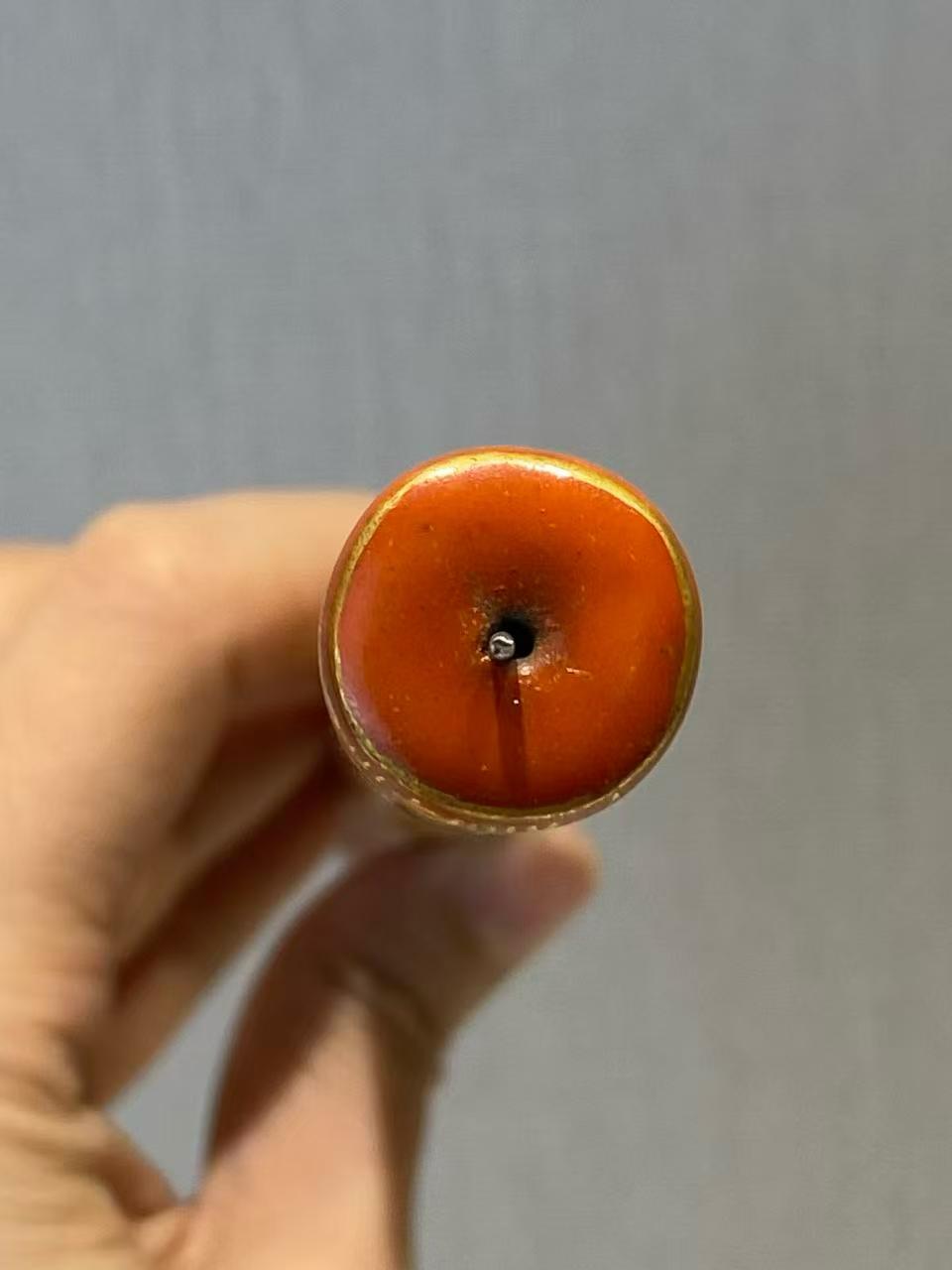 珊瑚红地描金海水双龙戏珠纹笔