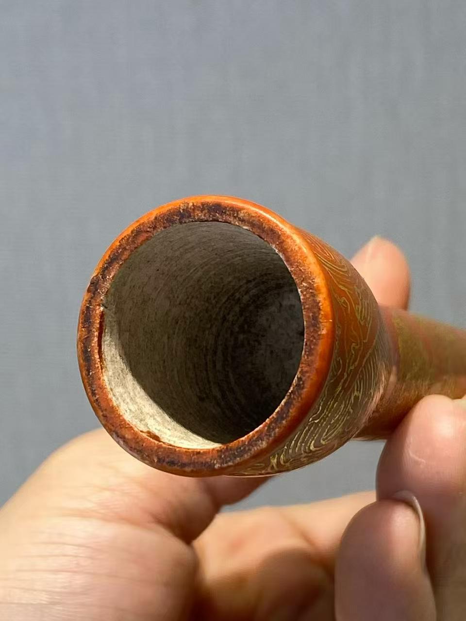 珊瑚红地描金海水双龙戏珠纹笔