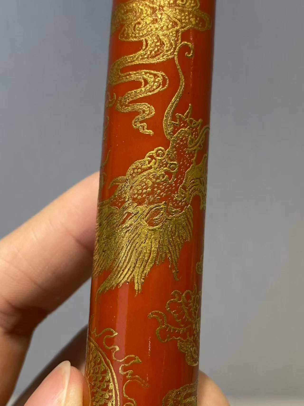 珊瑚红地描金海水双龙戏珠纹笔