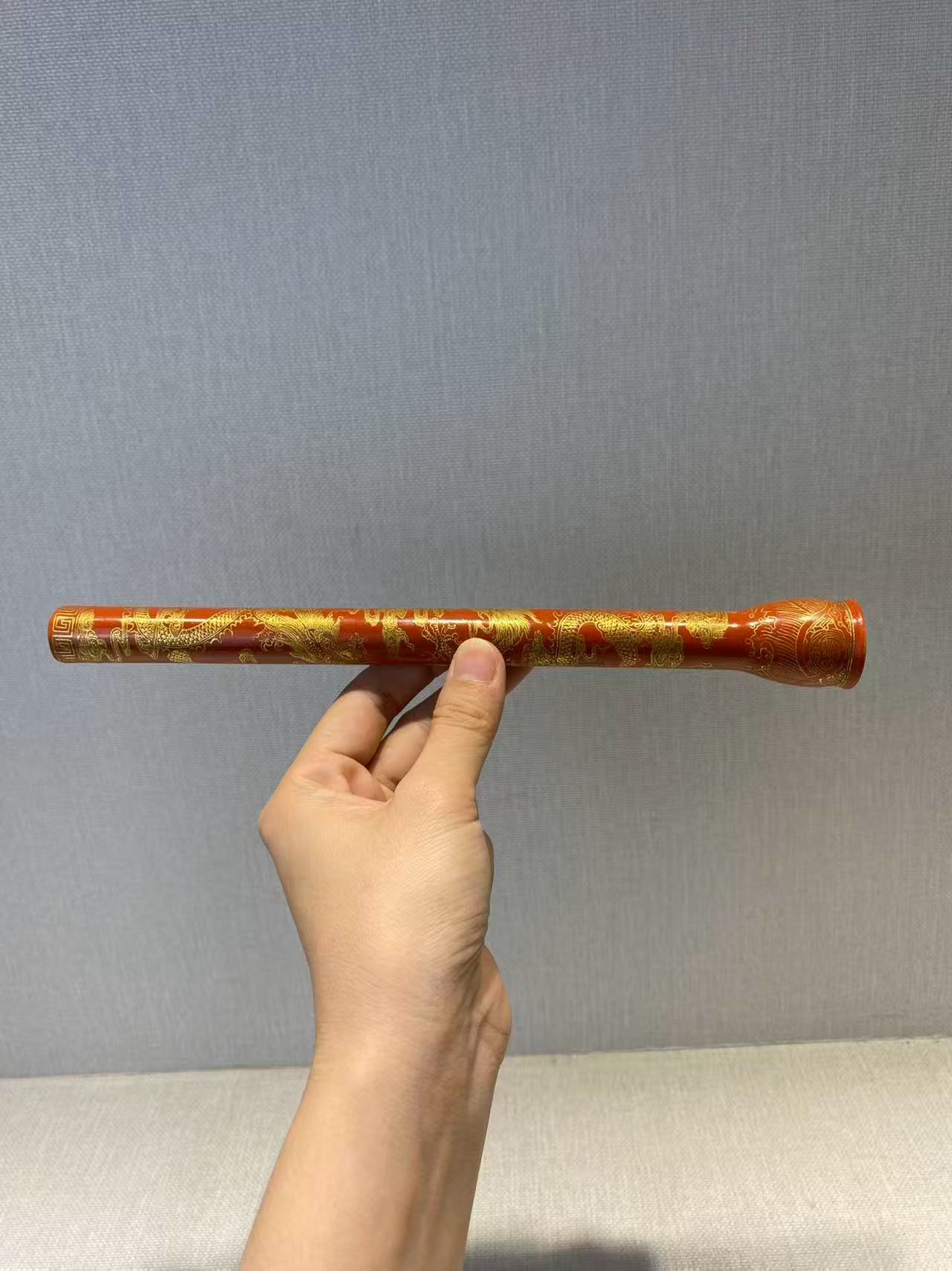 珊瑚红地描金海水双龙戏珠纹笔