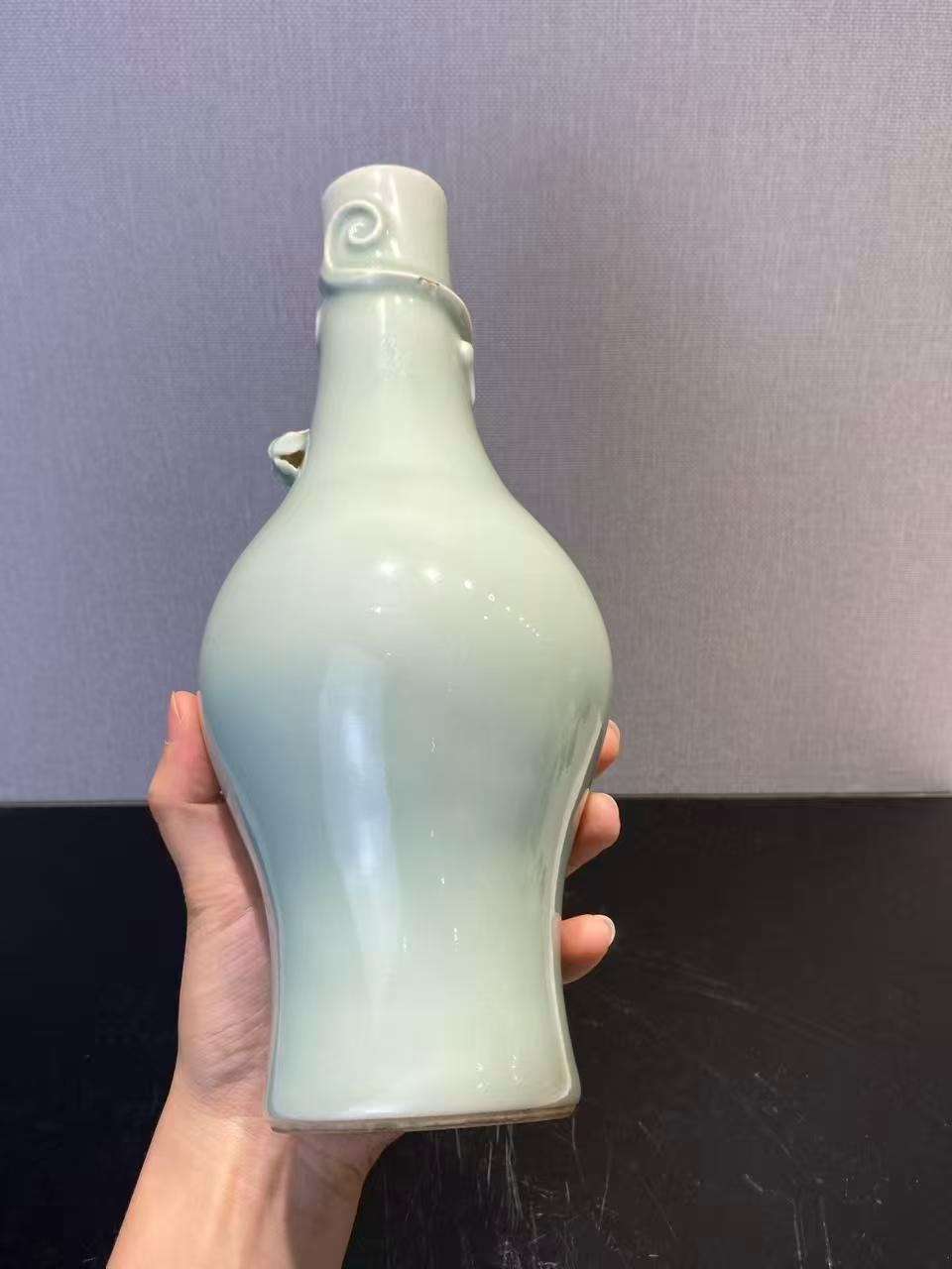 青釉捏捏塑螭龙纹瓶