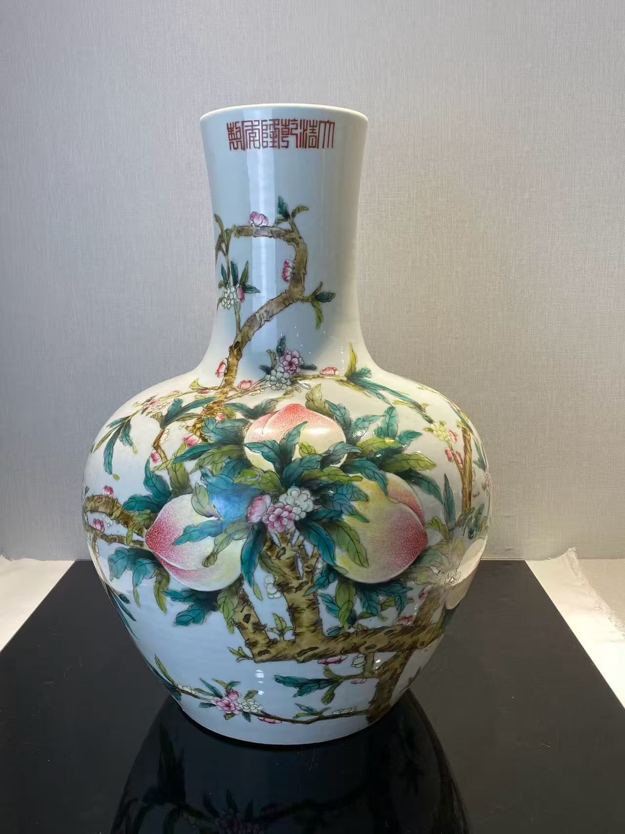 粉彩九桃纹天球瓶