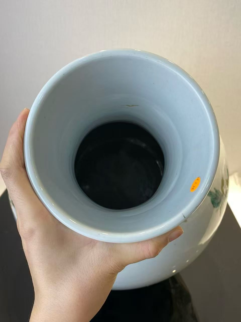 粉彩九桃纹天球瓶