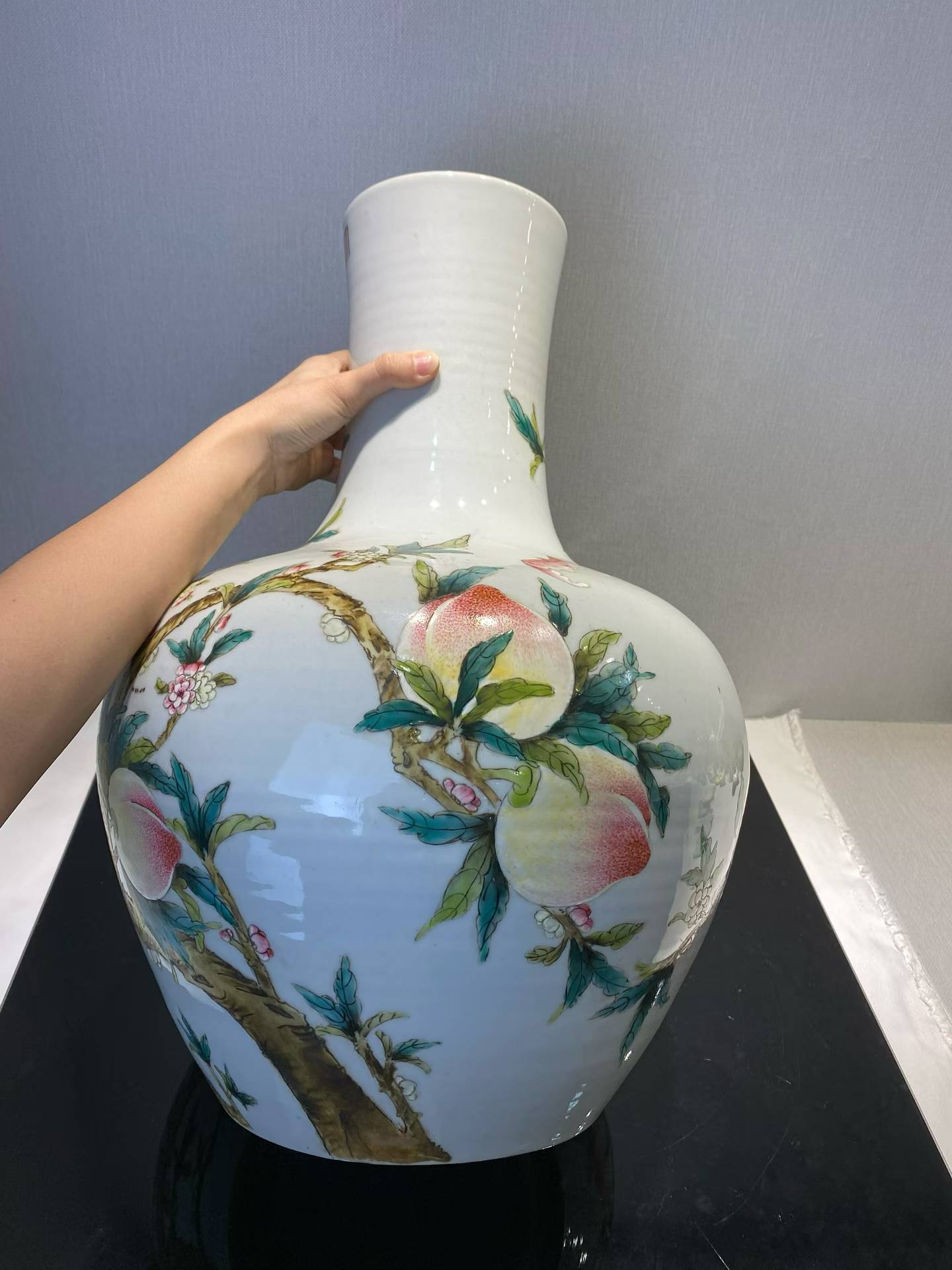 粉彩九桃纹天球瓶