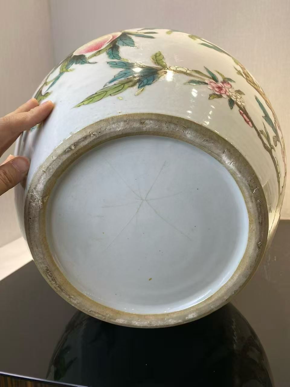 粉彩九桃纹天球瓶