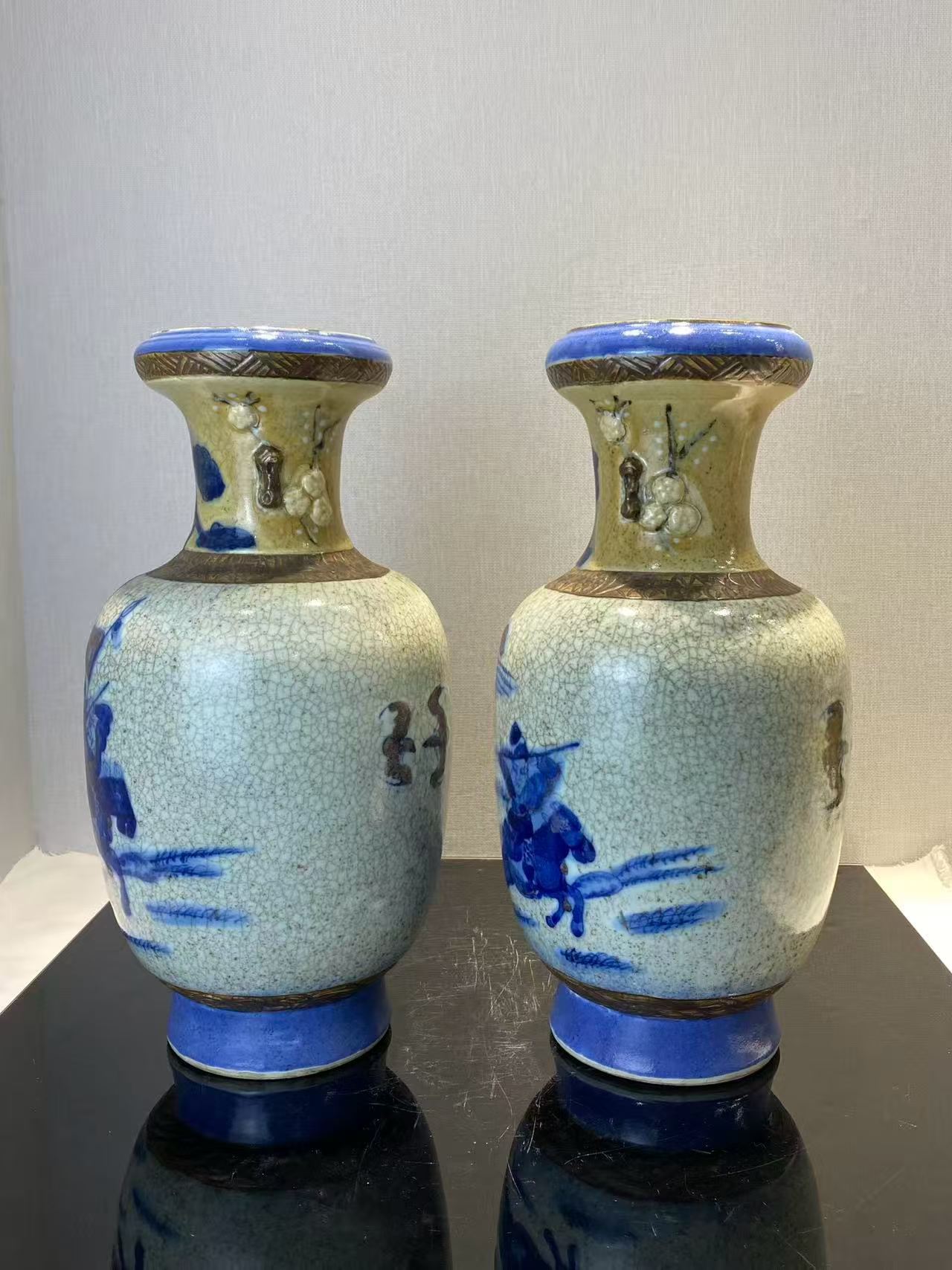 哥釉地青花釉里红刀马人物盘口瓶一对