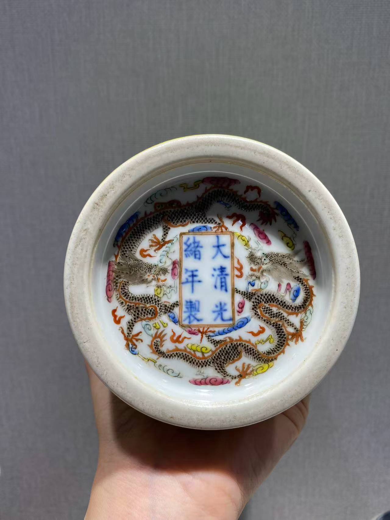 黄地蓝彩寿字纹笔筒