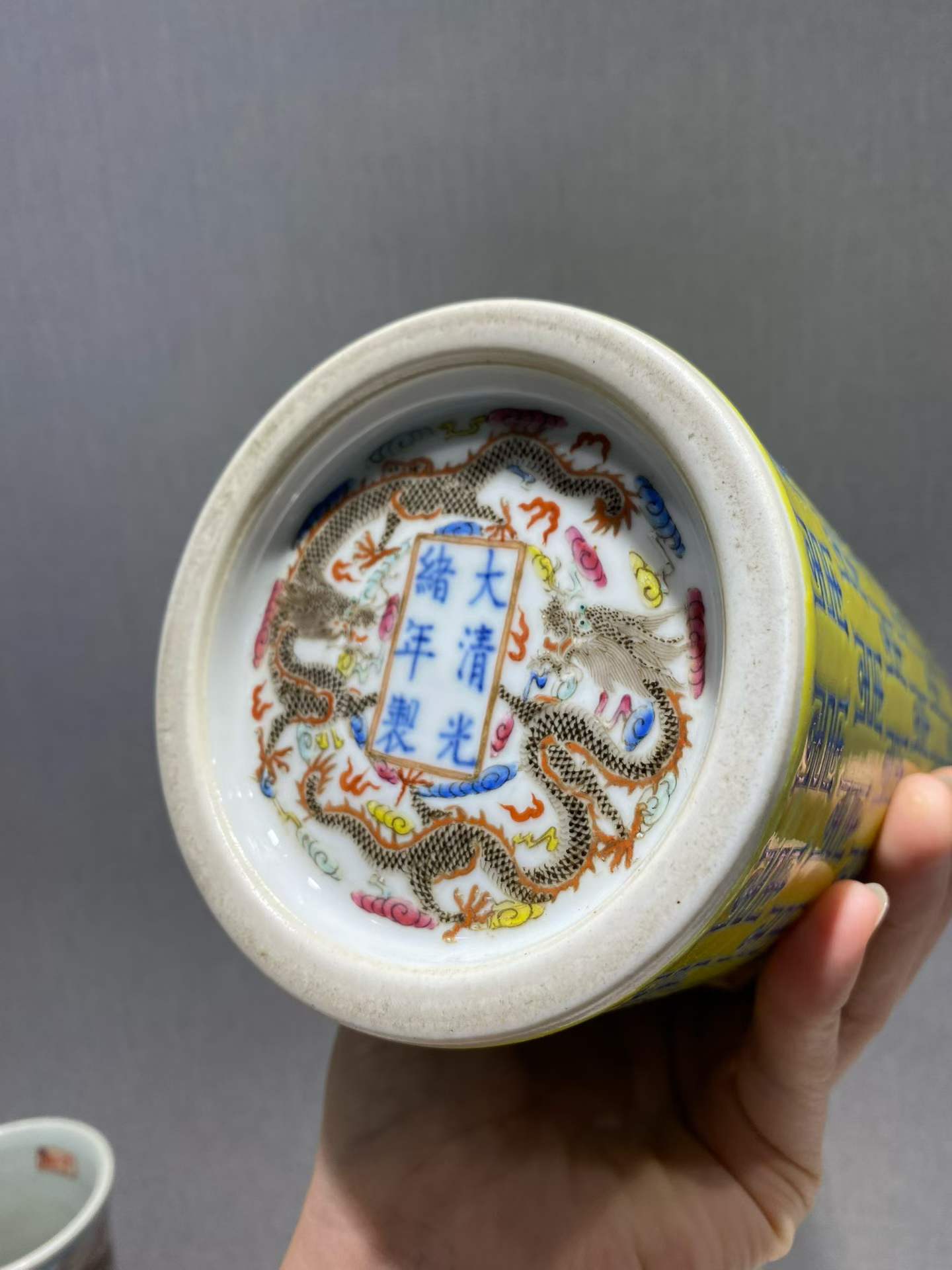 黄地蓝彩寿字纹笔筒