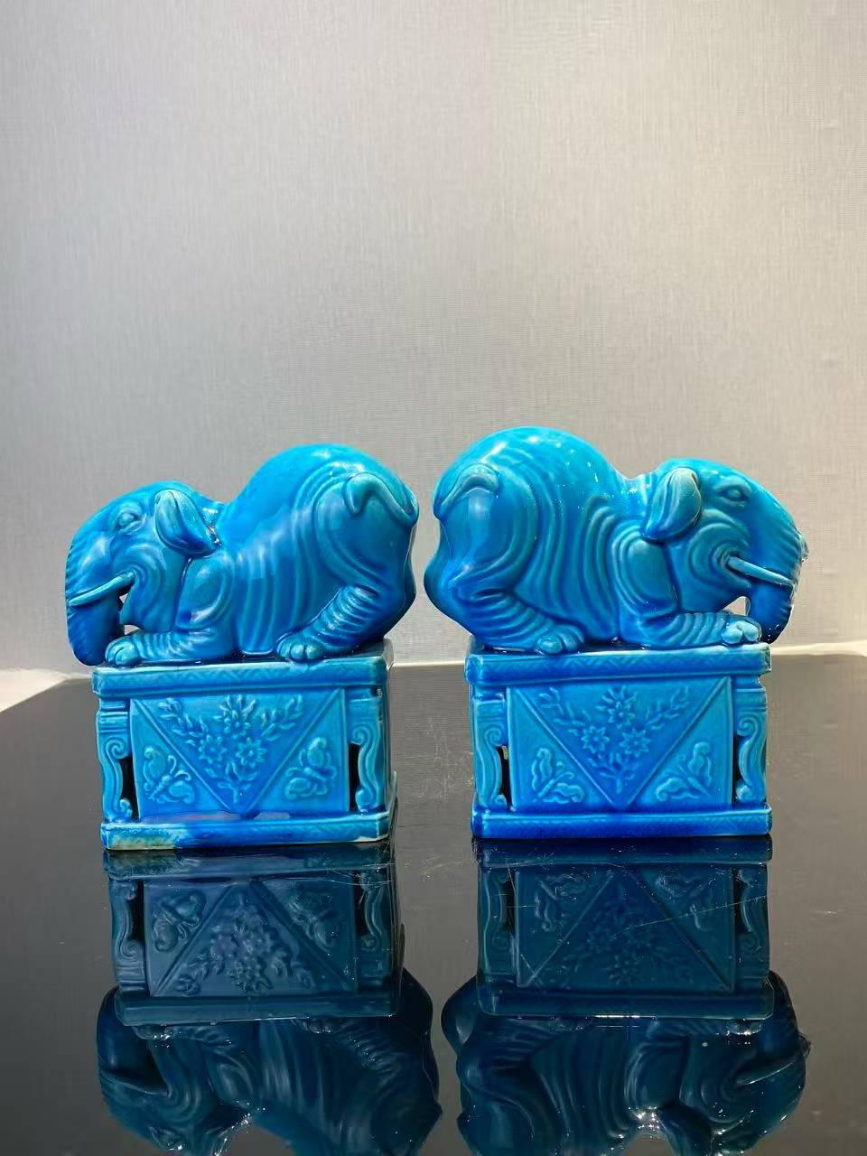 孔雀蓝釉太平有象一对