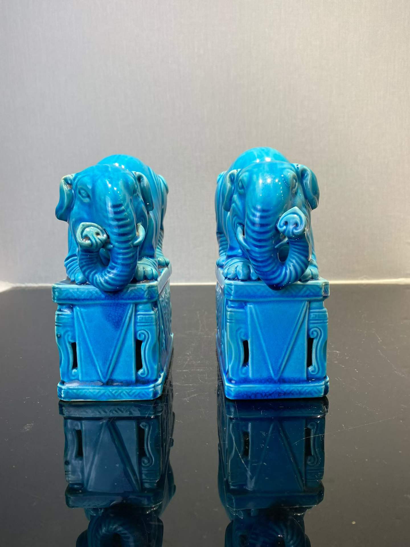 孔雀蓝釉太平有象一对