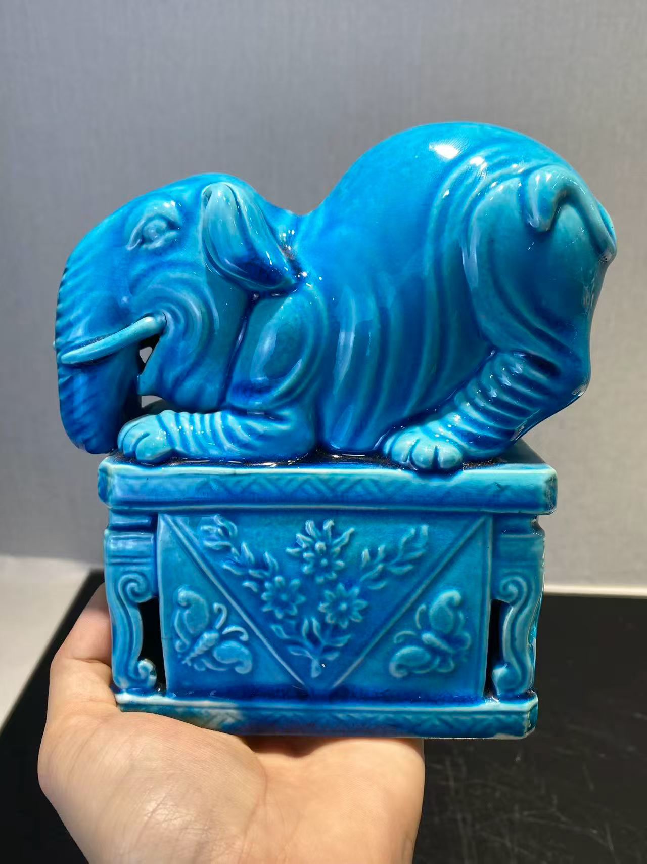孔雀蓝釉太平有象一对