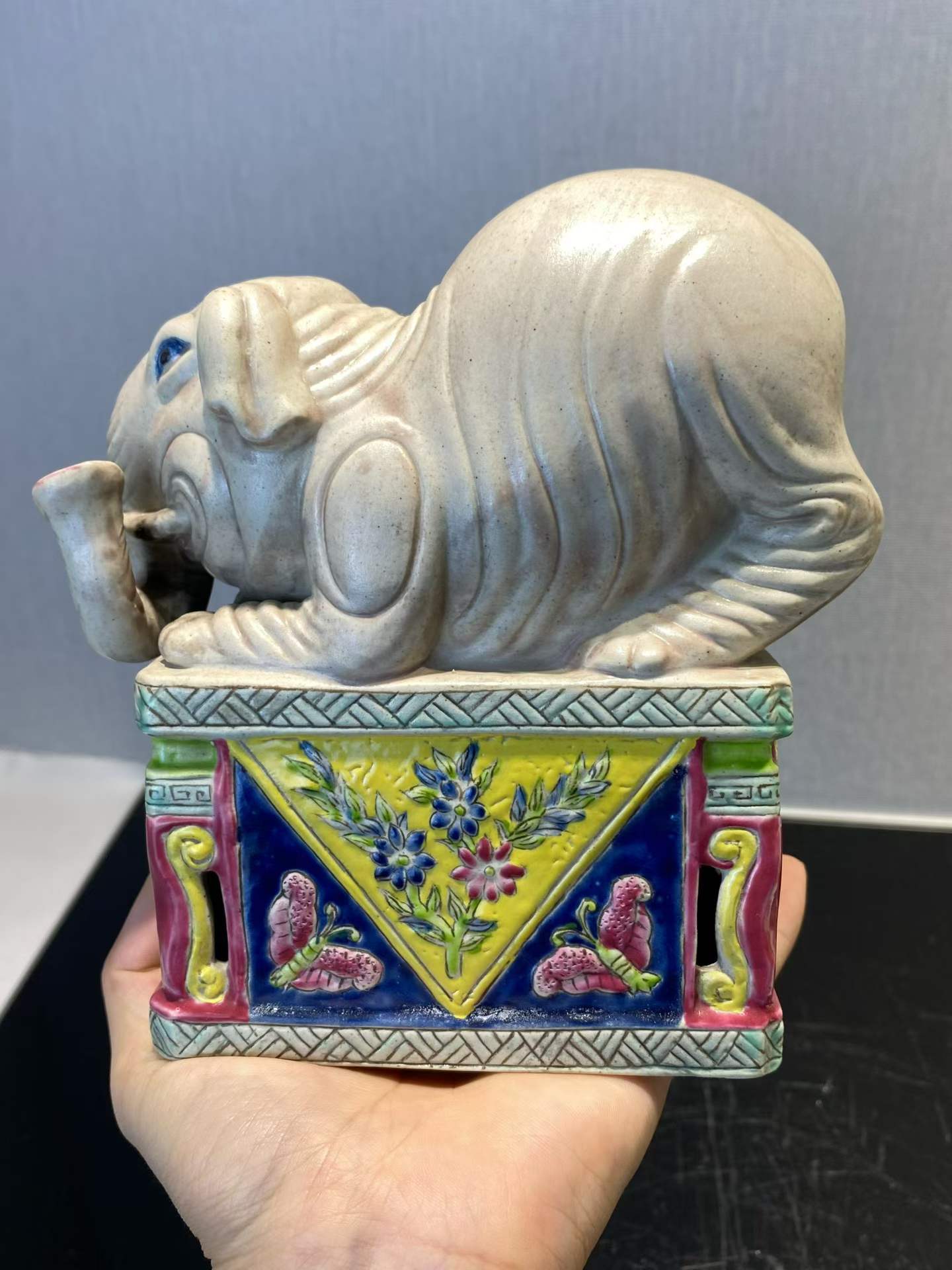 粉彩仿生瓷象一对