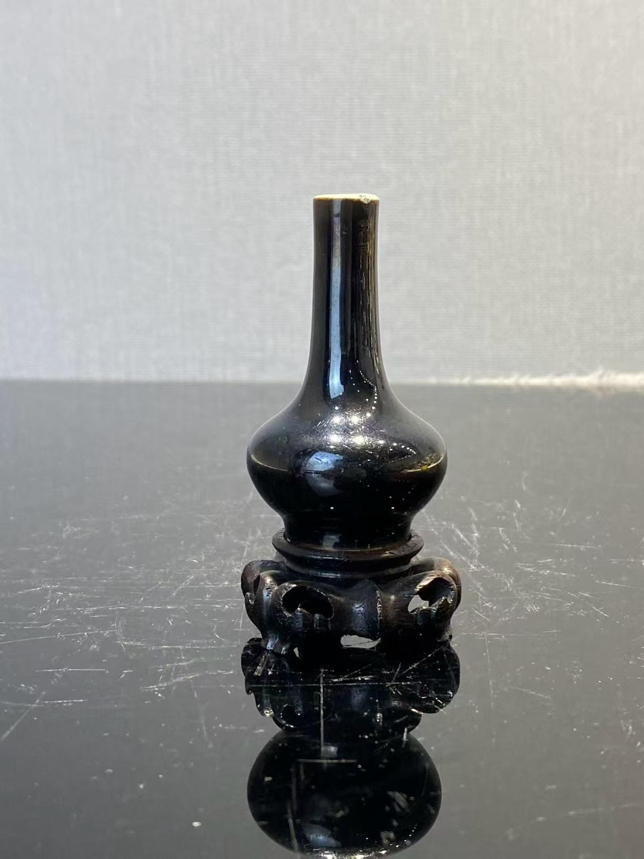 乌金釉小荸荠瓶