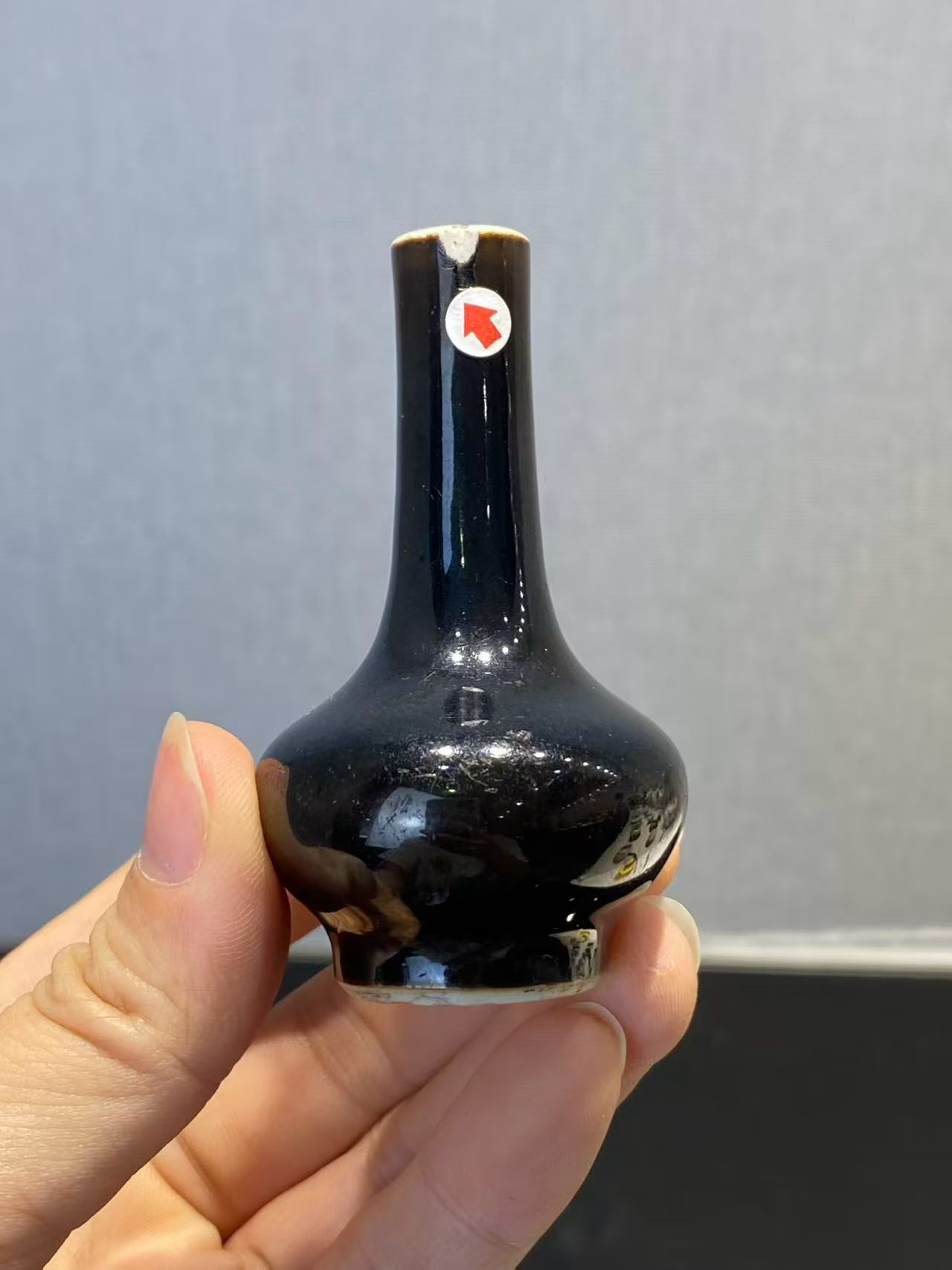 乌金釉小荸荠瓶