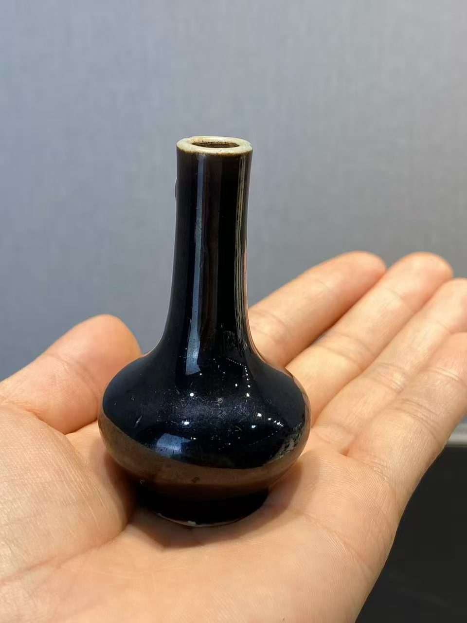乌金釉小荸荠瓶