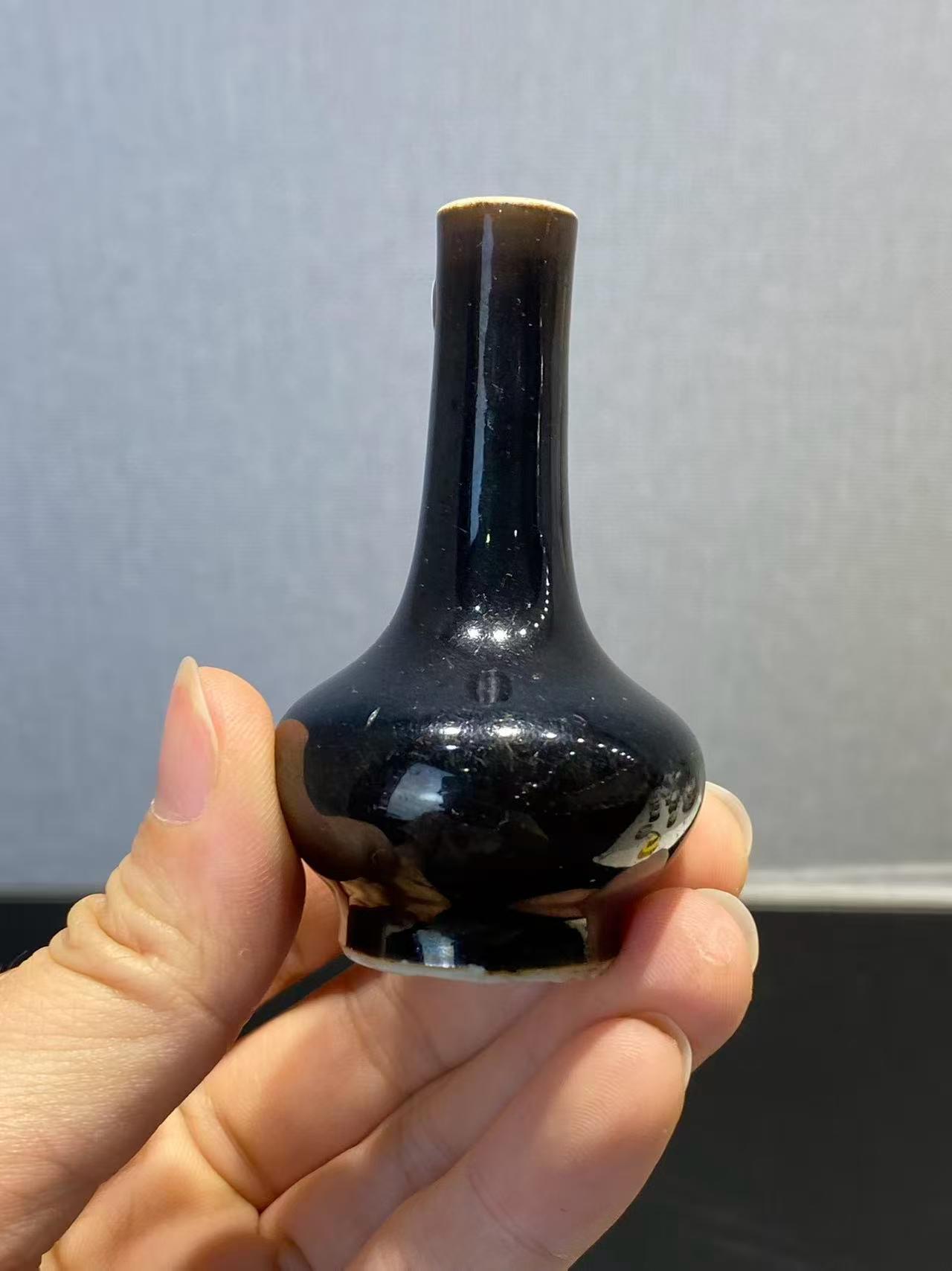 乌金釉小荸荠瓶