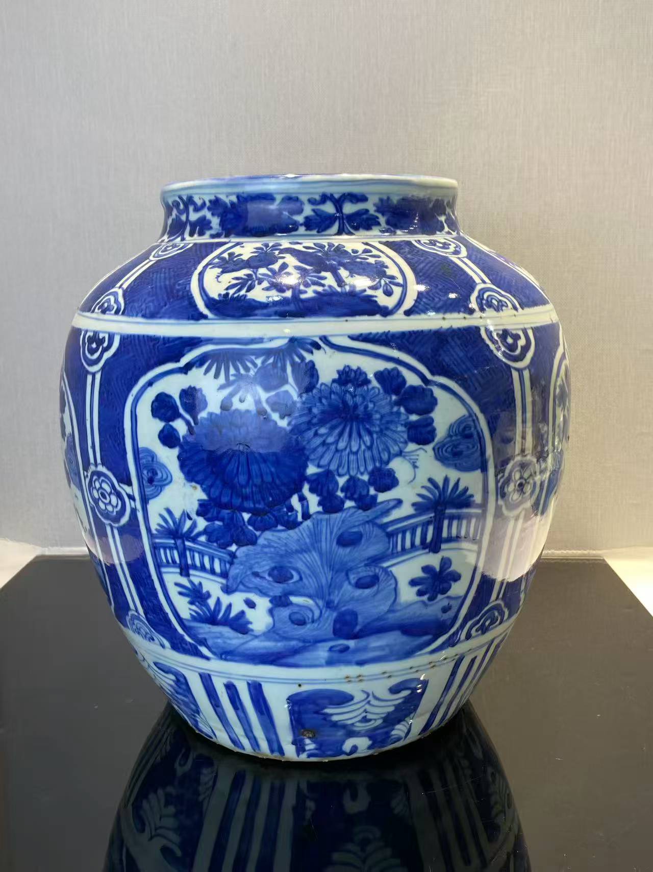 青花锦地开窗洞石花鸟纹大罐