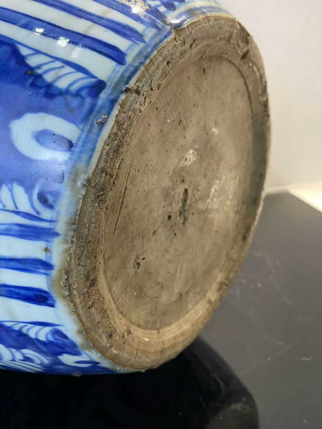 青花锦地开窗洞石花鸟纹大罐