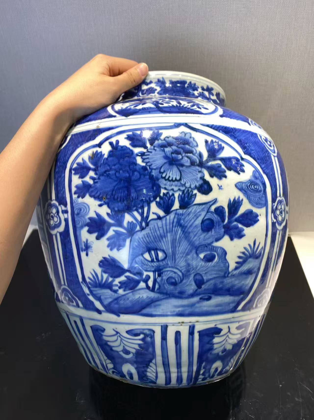 青花锦地开窗洞石花鸟纹大罐